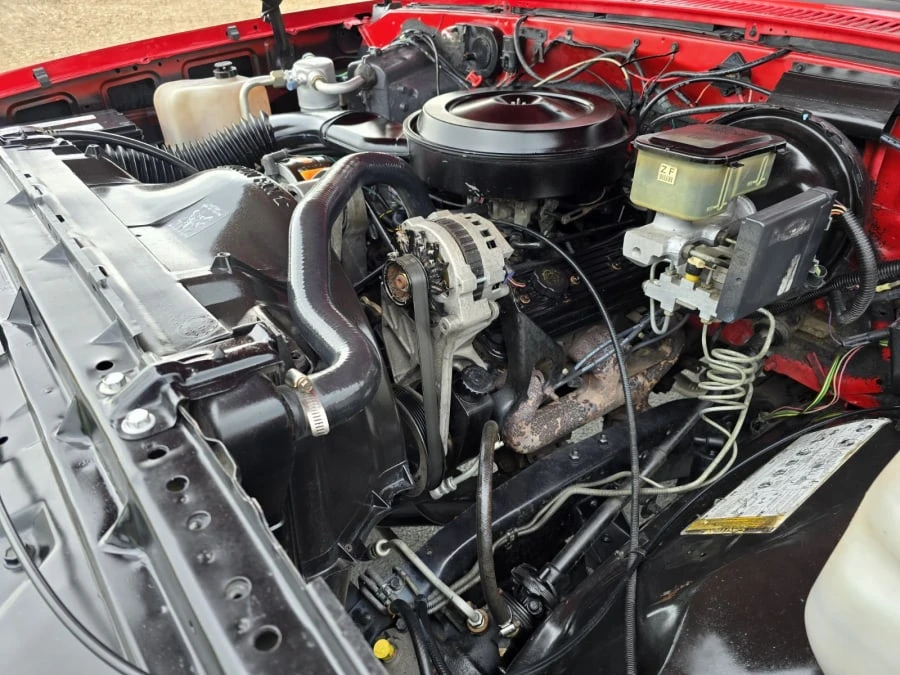 1990 GMC Suburban 7th Gen - Image 15 of 16