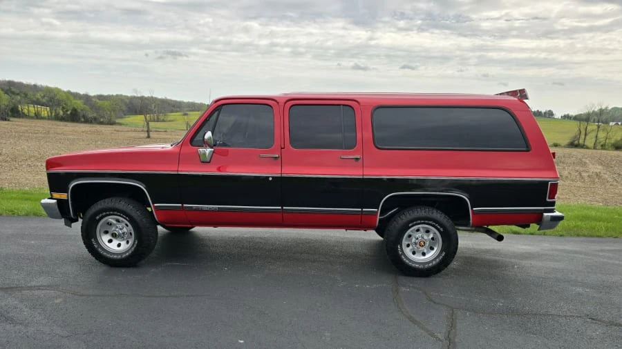 1990 GMC Suburban 7th Gen - Image 2 of 16