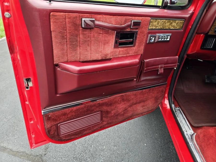 1990 GMC Suburban 7th Gen - Image 9 of 16