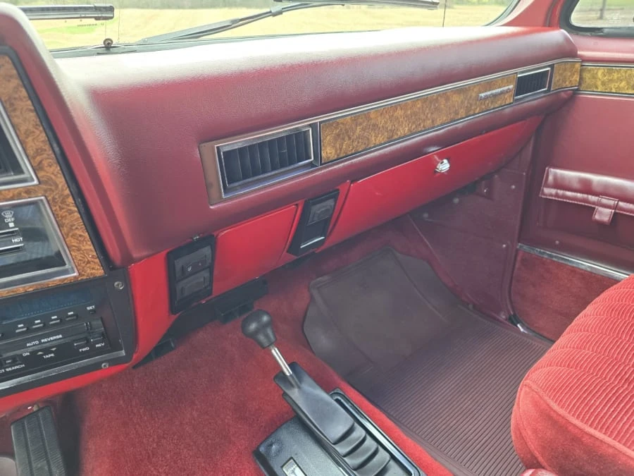 1990 GMC Suburban 7th Gen - Image 8 of 16