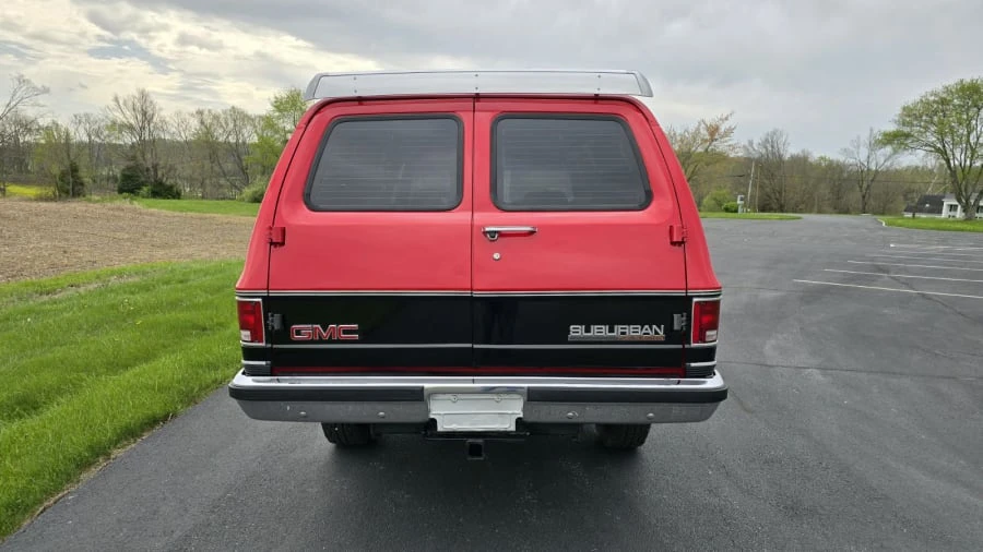 1990 GMC Suburban 7th Gen - Image 4 of 16
