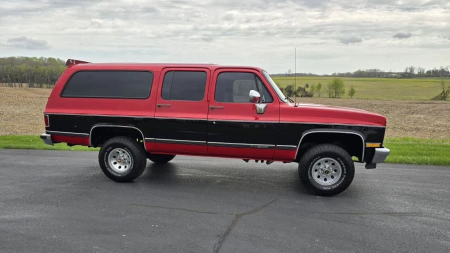 1990 GMC Suburban 7th Gen - Image 5 of 16