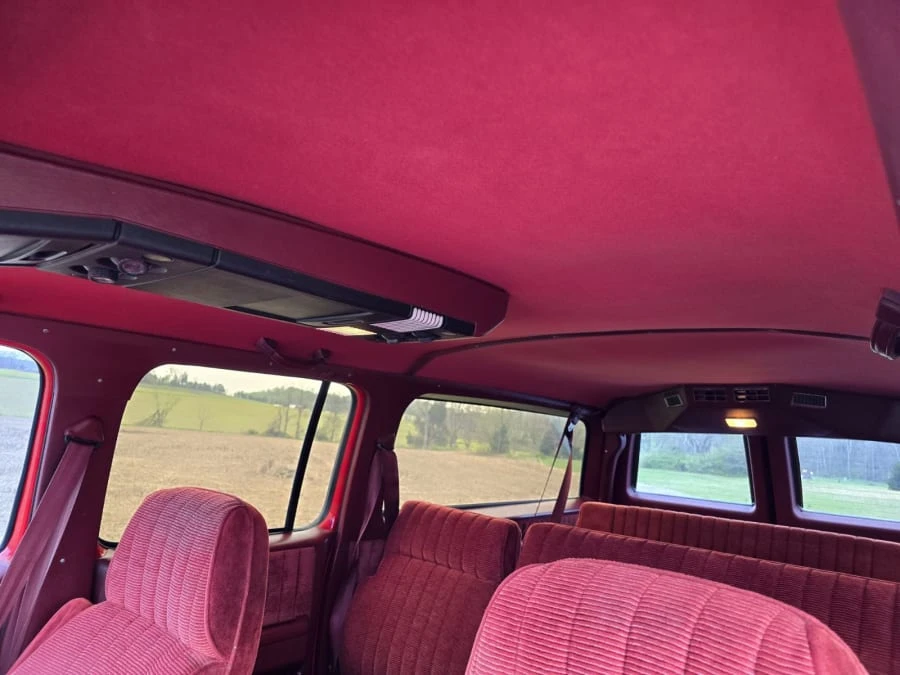 1990 GMC Suburban 7th Gen - Image 12 of 16
