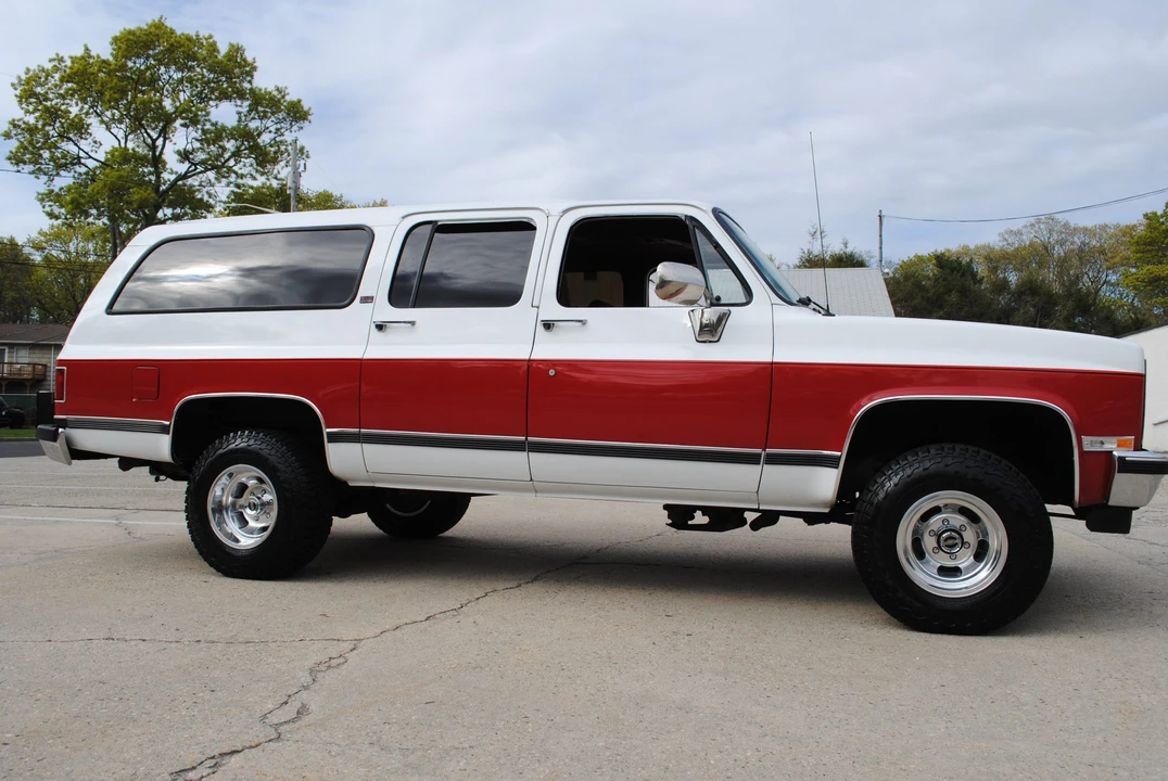 1990 GMC Suburban 7th Gen - Image 21 of 31
