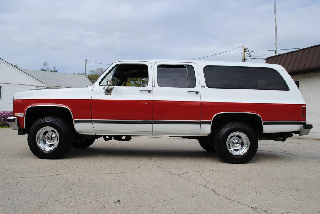 1990 GMC Suburban 7th Gen - Image 8 of 31