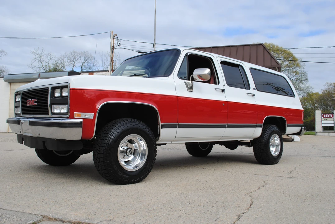 1990 GMC Suburban 7th Gen - Image 3 of 31