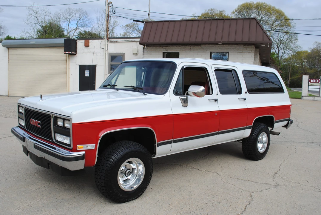 1990 GMC Suburban 7th Gen - Image 4 of 31