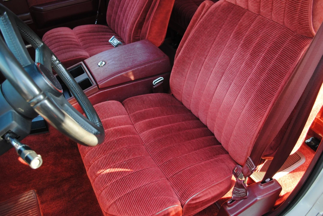 1990 GMC Suburban 7th Gen - Image 21 of 31