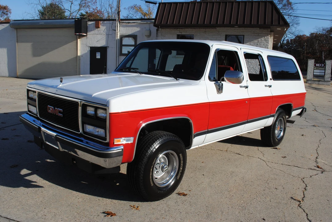 1990 GMC Suburban 7th Gen - Image 3 of 31