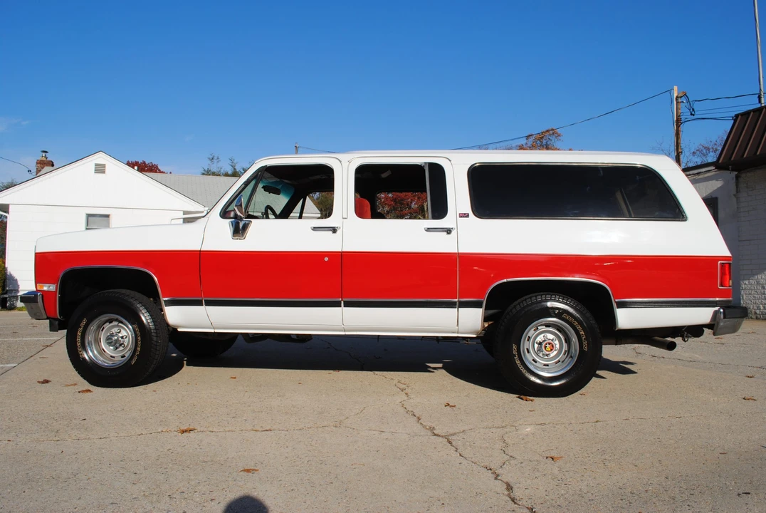 1990 GMC Suburban 7th Gen - Image 4 of 31
