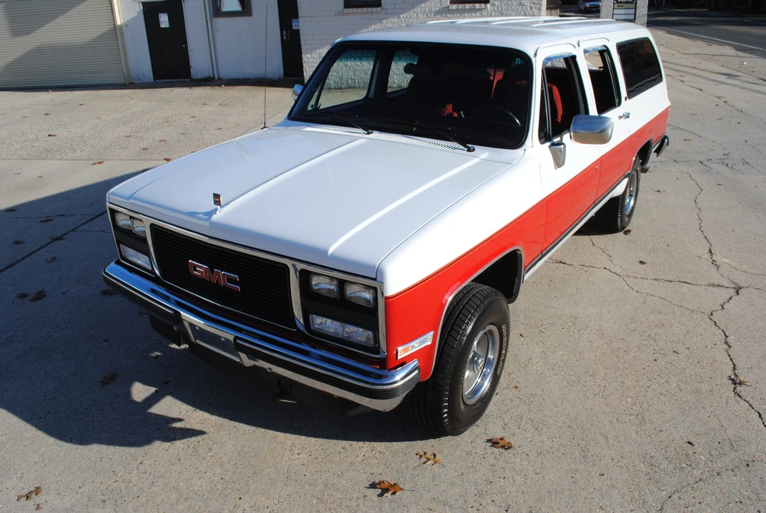 1990 GMC Suburban 7th Gen - Image 2 of 31