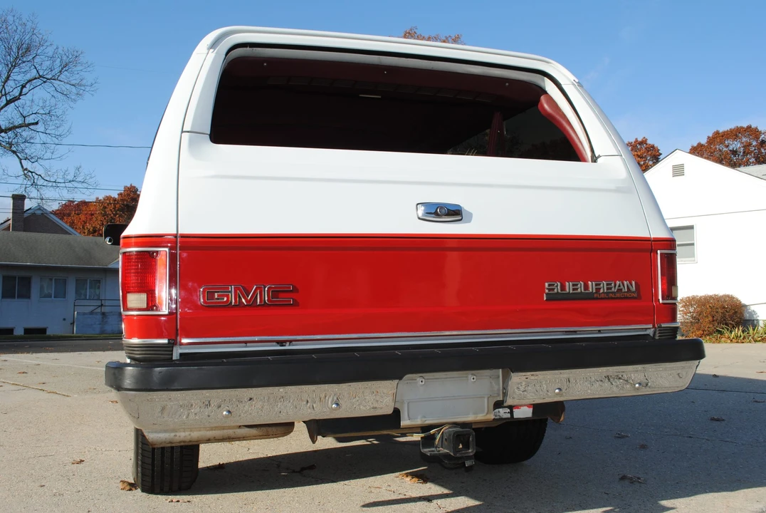 1990 GMC Suburban 7th Gen - Image 8 of 31