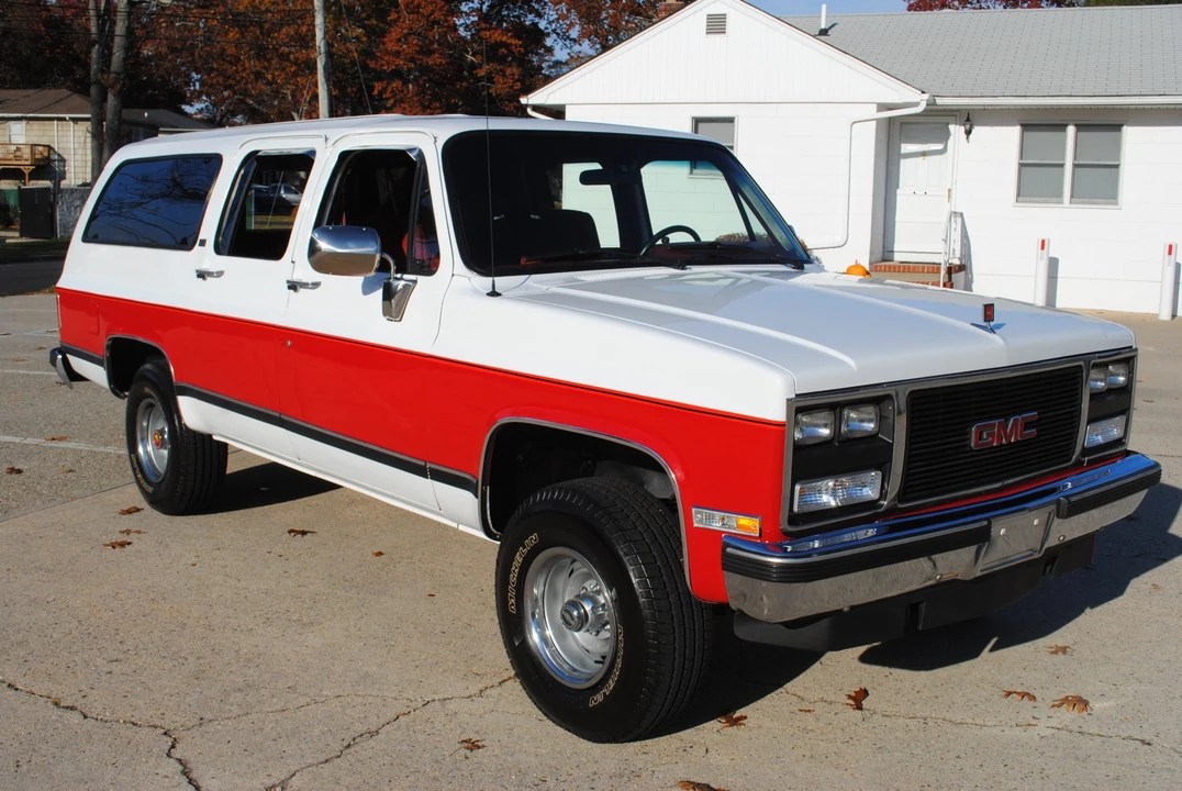 1990 GMC Suburban 7th Gen - Image 14 of 31