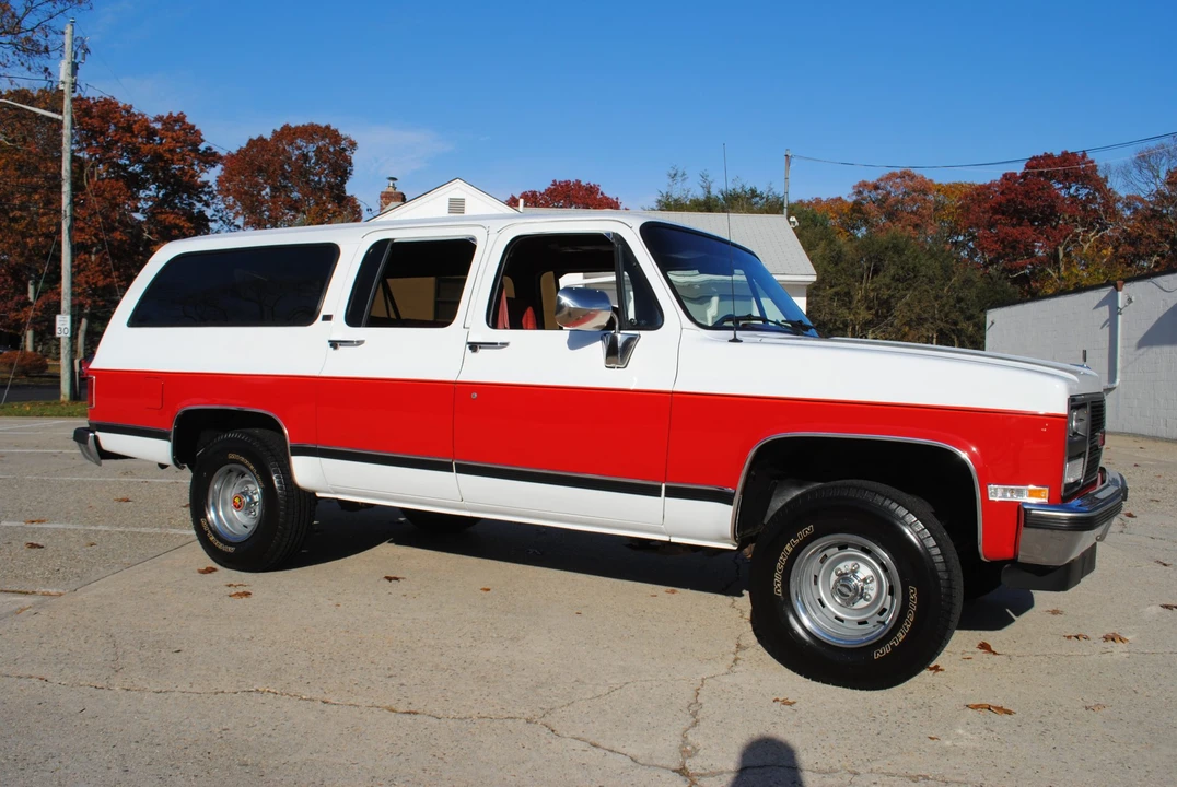 1990 GMC Suburban 7th Gen - Image 13 of 31