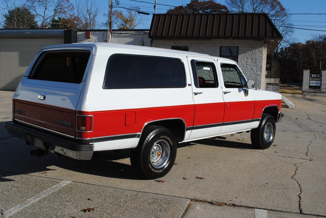 1990 GMC Suburban 7th Gen - Image 11 of 31