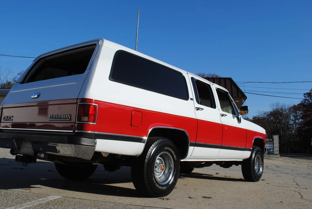 1990 GMC Suburban 7th Gen - Image 10 of 31