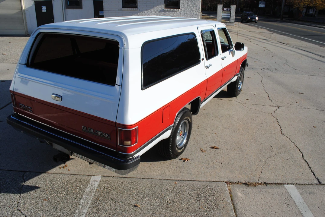 1990 GMC Suburban 7th Gen - Image 9 of 31