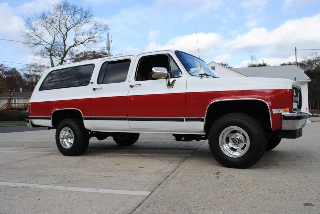 1990 GMC Suburban 7th Gen - Image 23 of 31