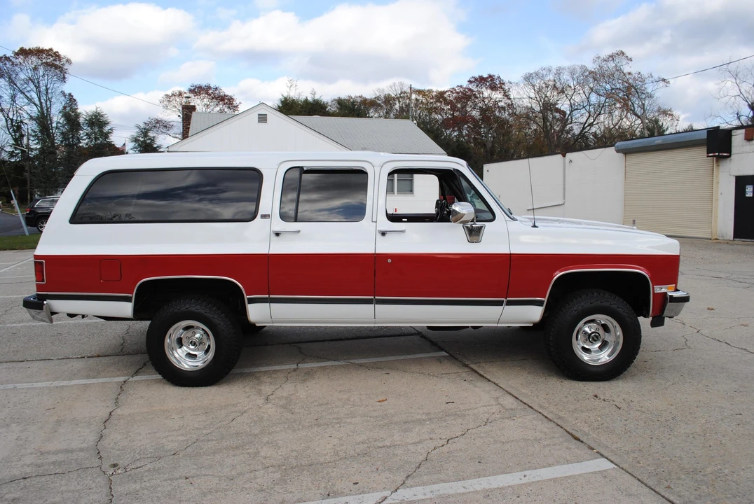 1990 GMC Suburban 7th Gen - Image 18 of 31