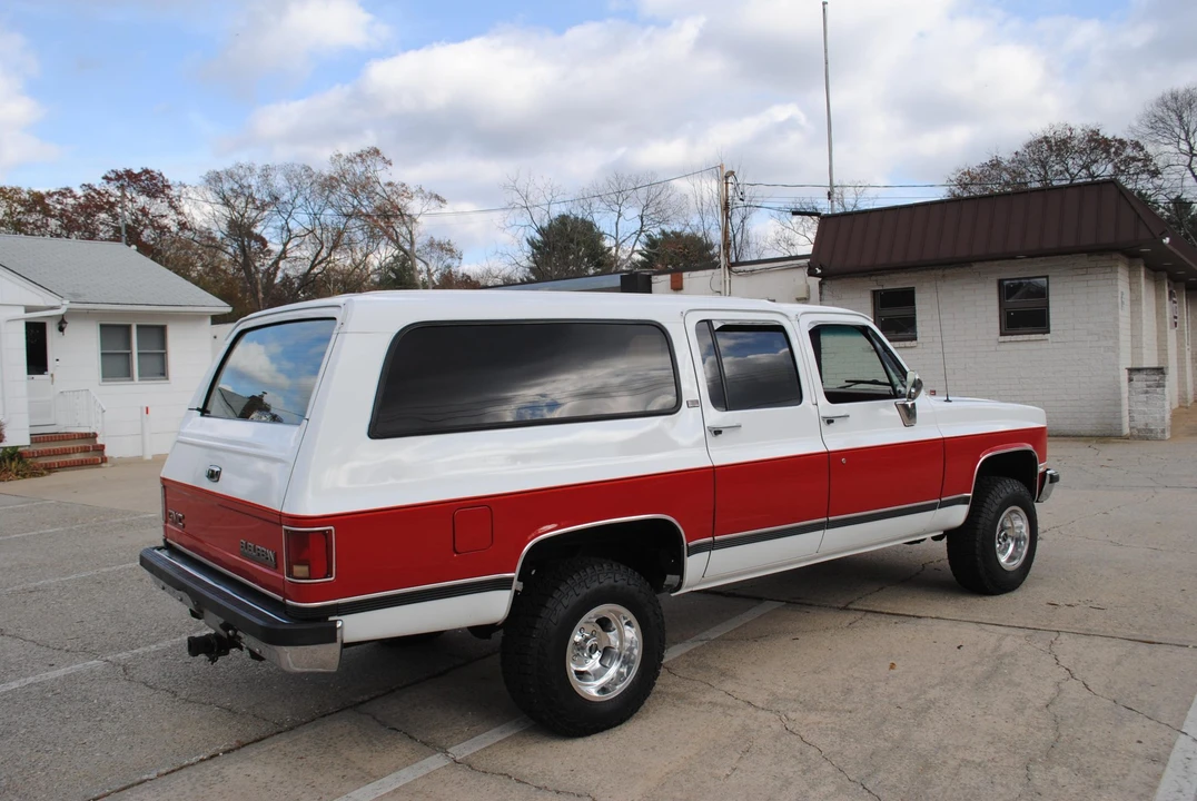 1990 GMC Suburban 7th Gen - Image 16 of 31