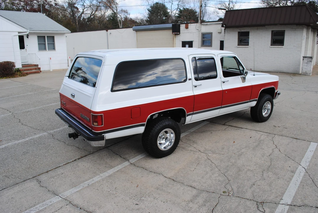 1990 GMC Suburban 7th Gen - Image 17 of 31