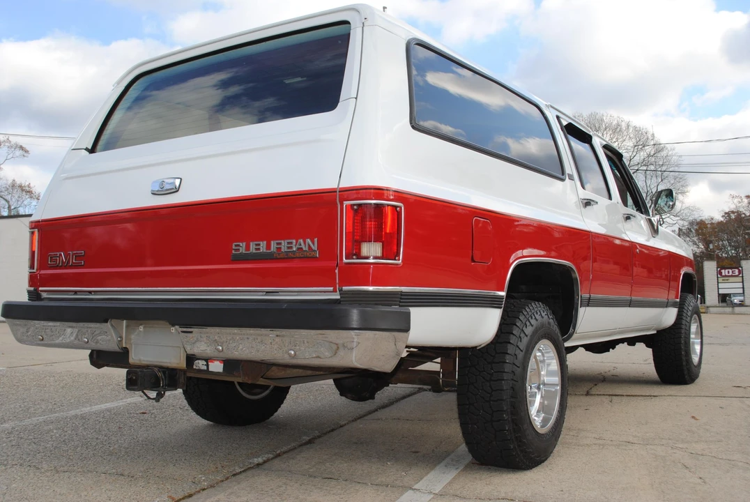 1990 GMC Suburban 7th Gen - Image 13 of 31
