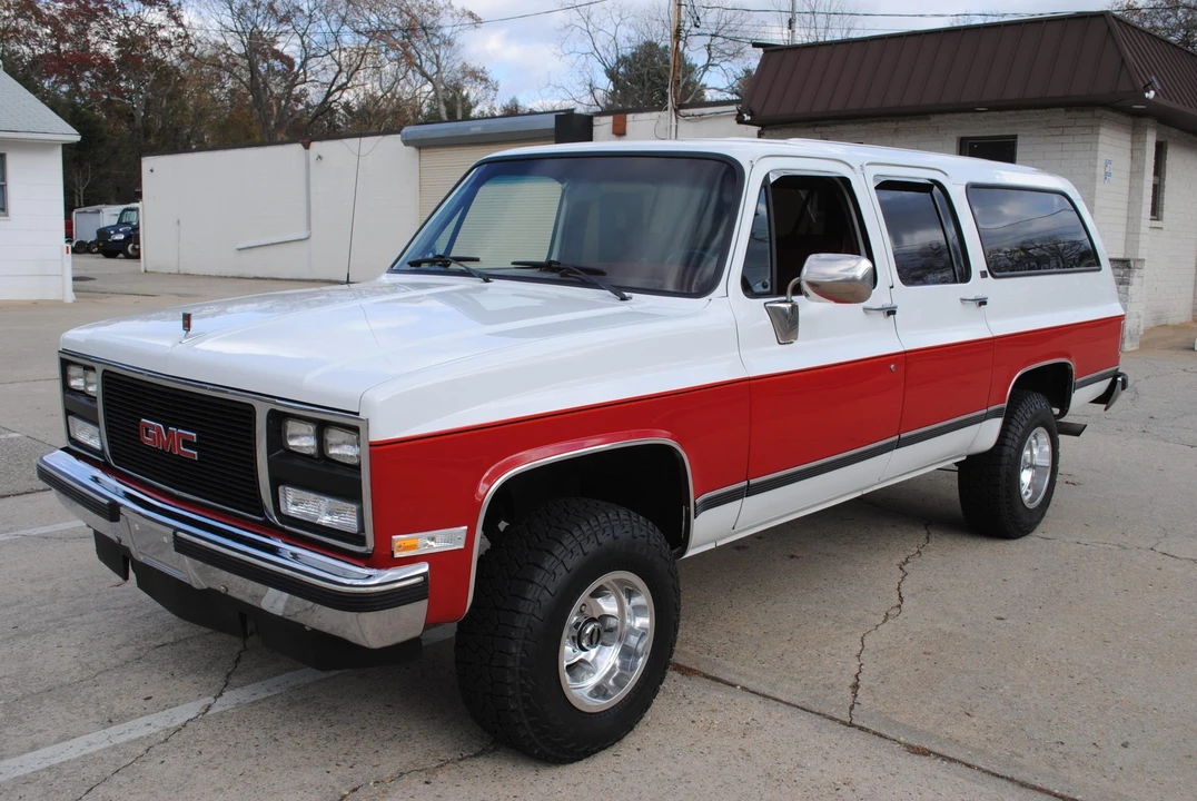 1990 GMC Suburban 7th Gen - Image 2 of 31