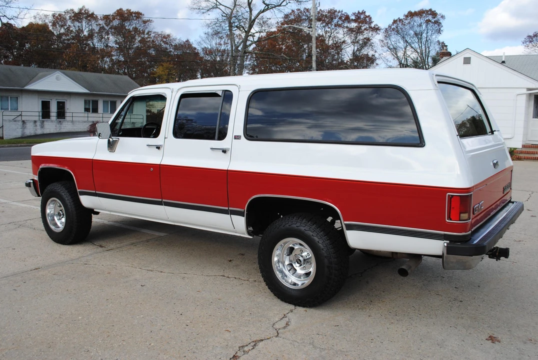1990 GMC Suburban 7th Gen - Image 9 of 31