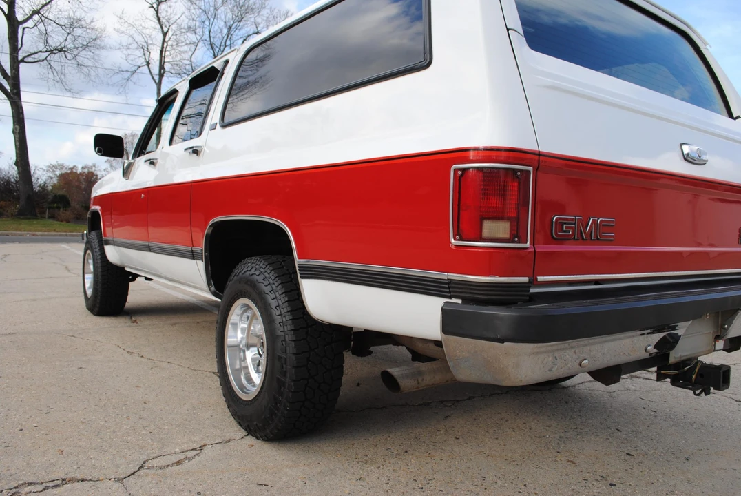 1990 GMC Suburban 7th Gen - Image 30 of 31