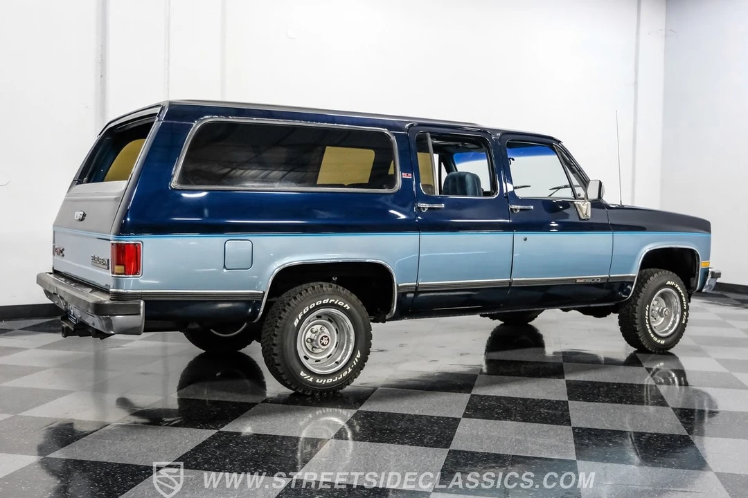 1990 GMC Suburban 7th Gen - Image 11 of 12