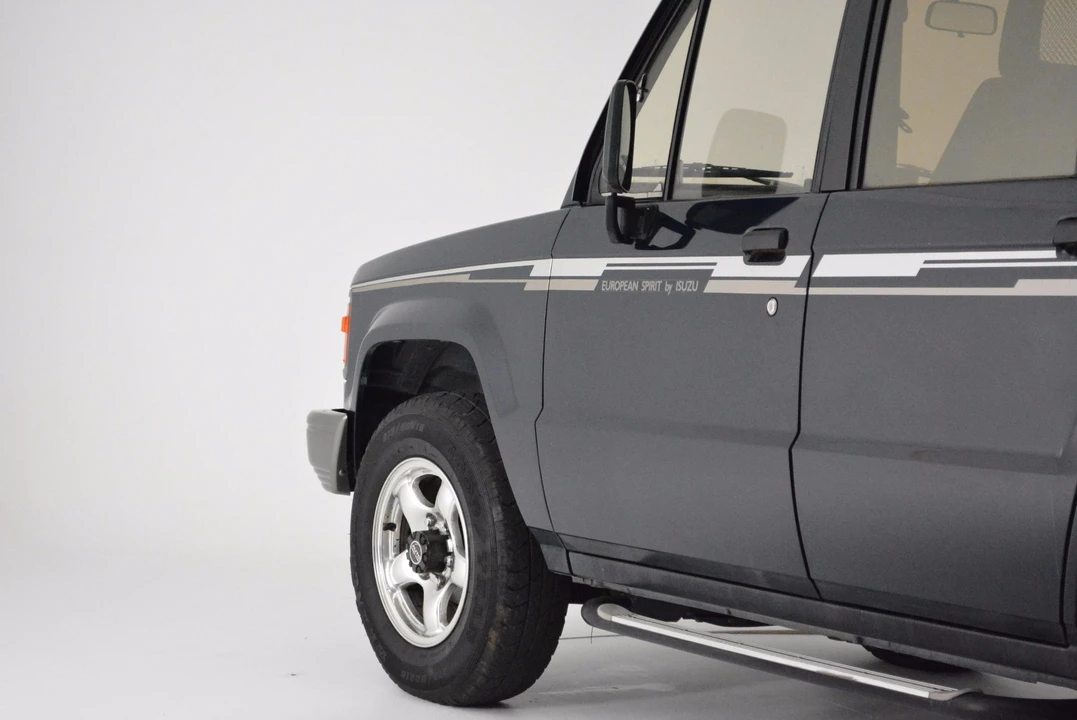 1990 Isuzu Trooper - Image 16 of 31