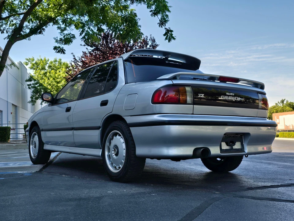 1990 Isuzu Impulse - Image 10 of 31