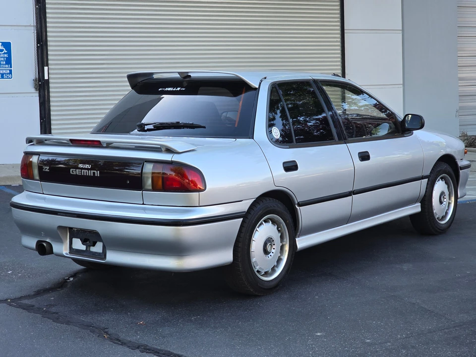 1990 Isuzu Impulse - Image 13 of 31