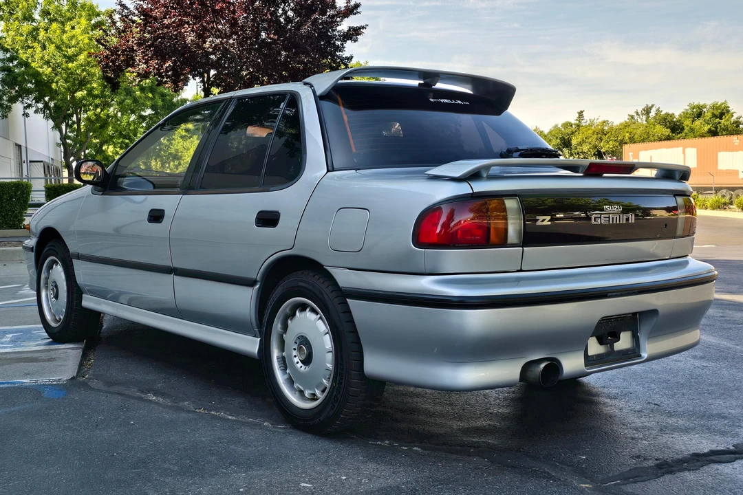1990 Isuzu Impulse - Image 4 of 31