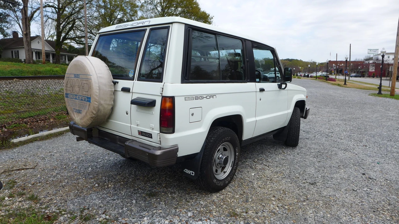 1990 Isuzu Trooper - Image 10 of 31