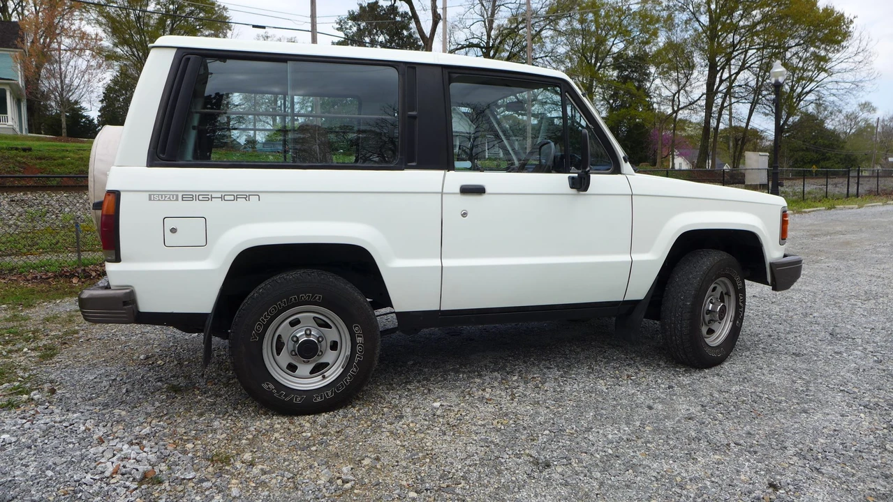 1990 Isuzu Trooper - Image 16 of 31