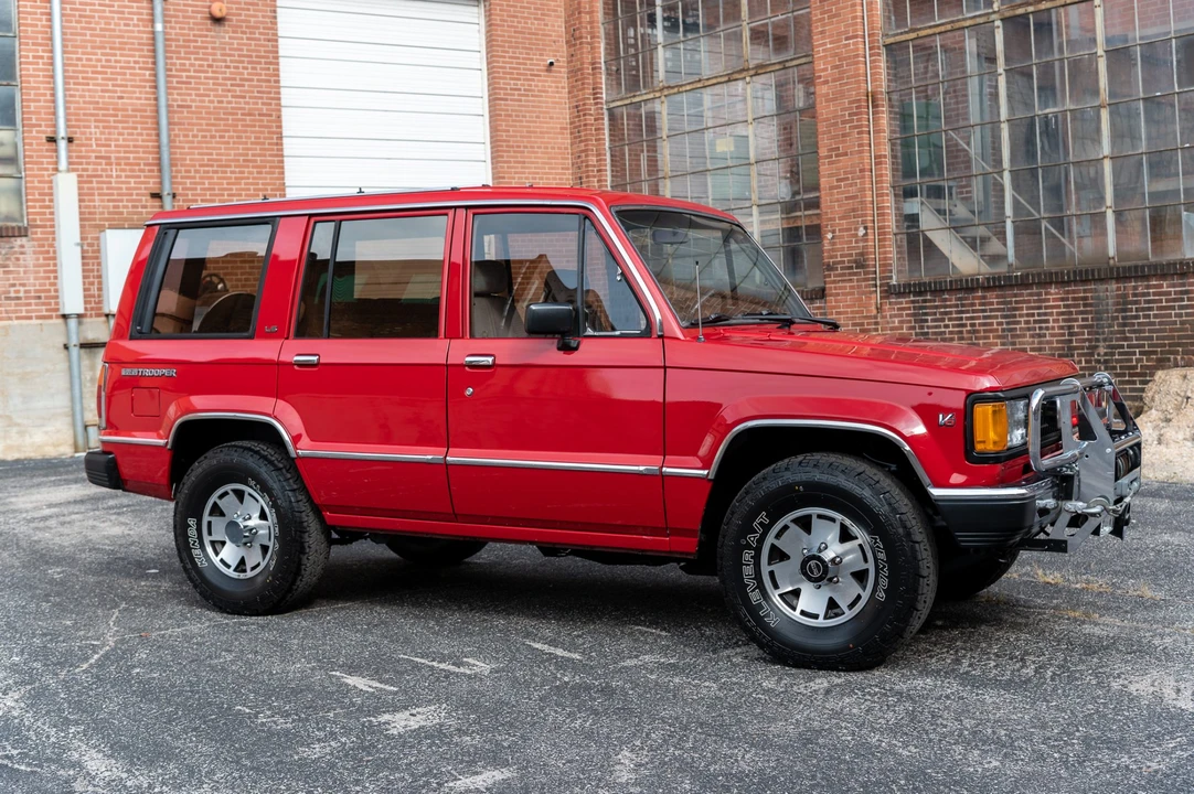 1990 Isuzu Trooper - Image 8 of 31
