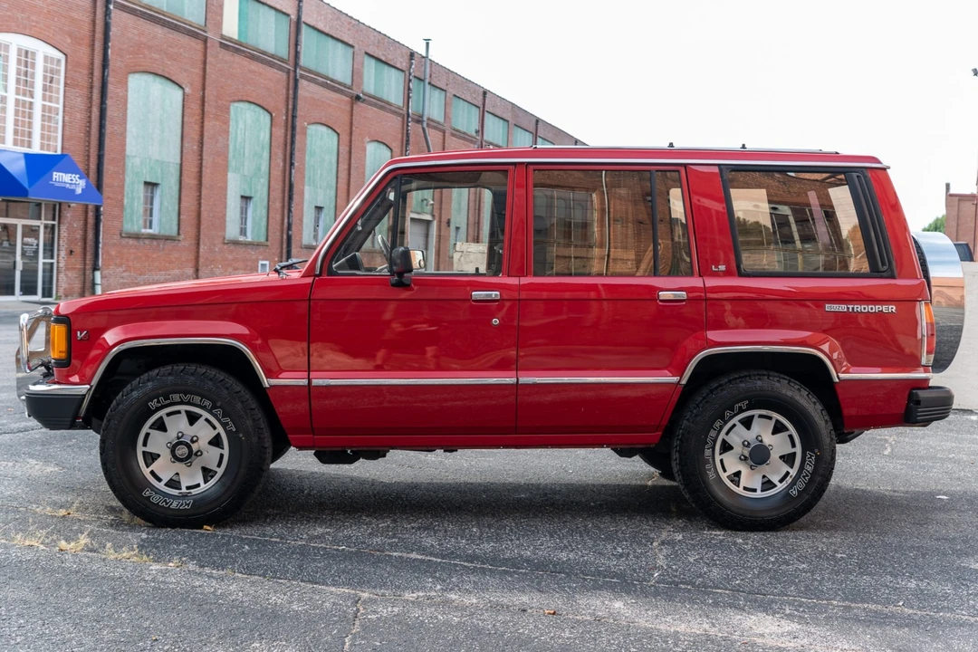 1990 Isuzu Trooper - Image 2 of 31