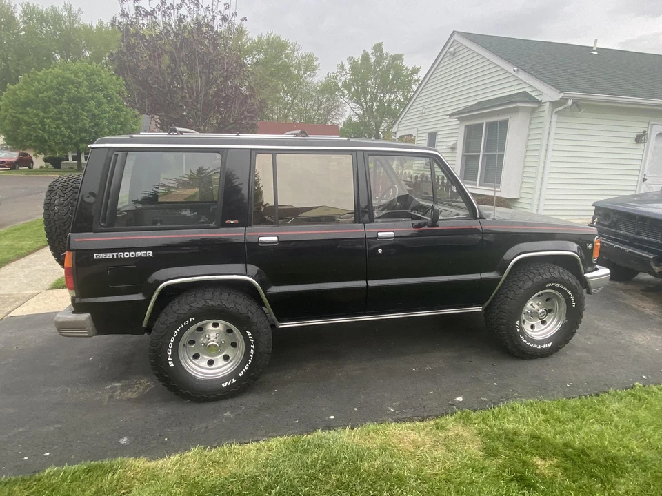 1990 Isuzu Trooper - Image 8 of 9