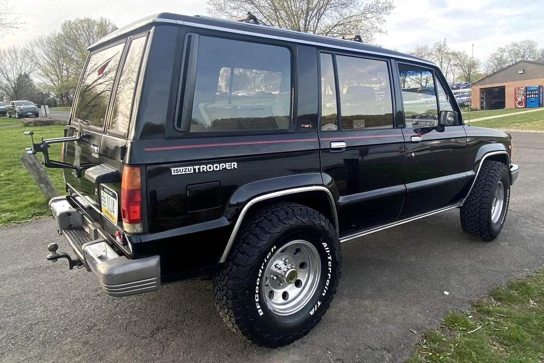 1990 Isuzu Trooper - Image 4 of 9