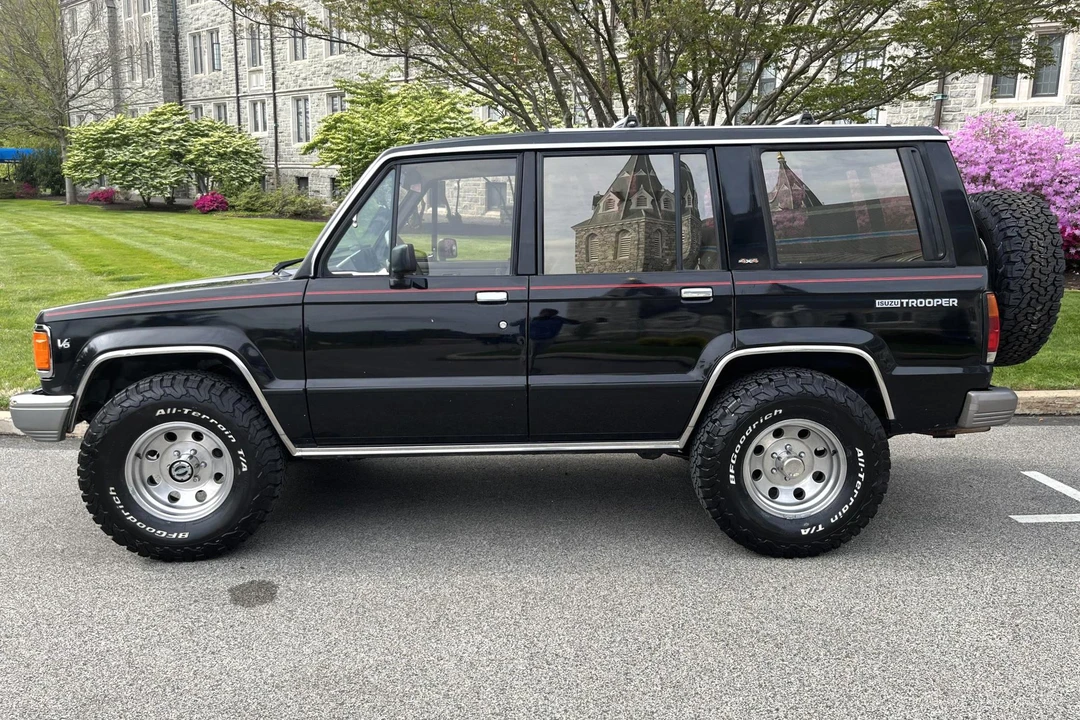 1990 Isuzu Trooper - Image 3 of 9
