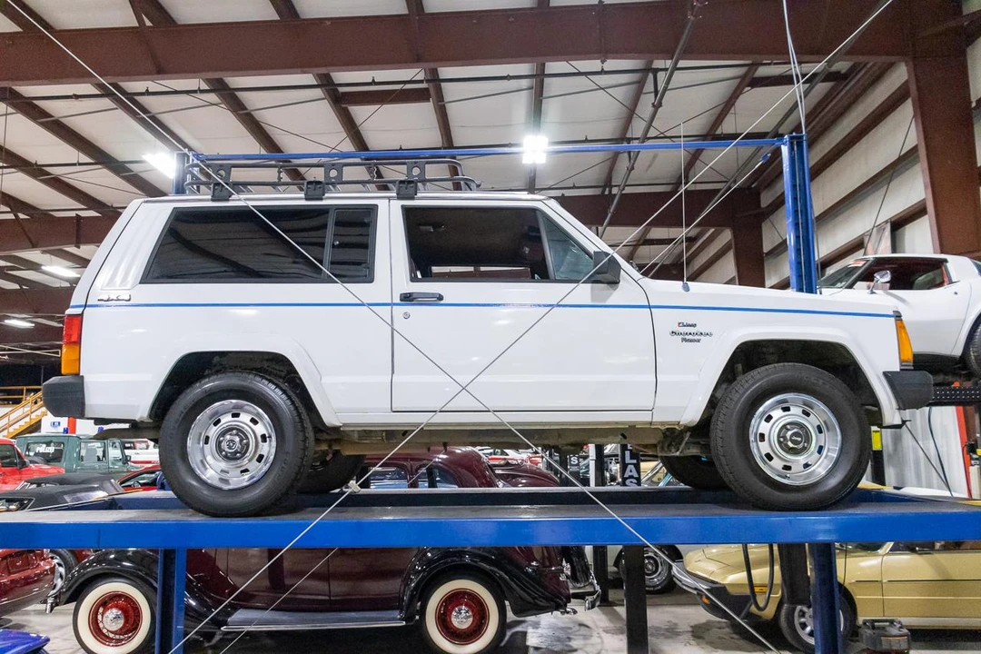 1990 Jeep XJ Cherokee - Image 13 of 31