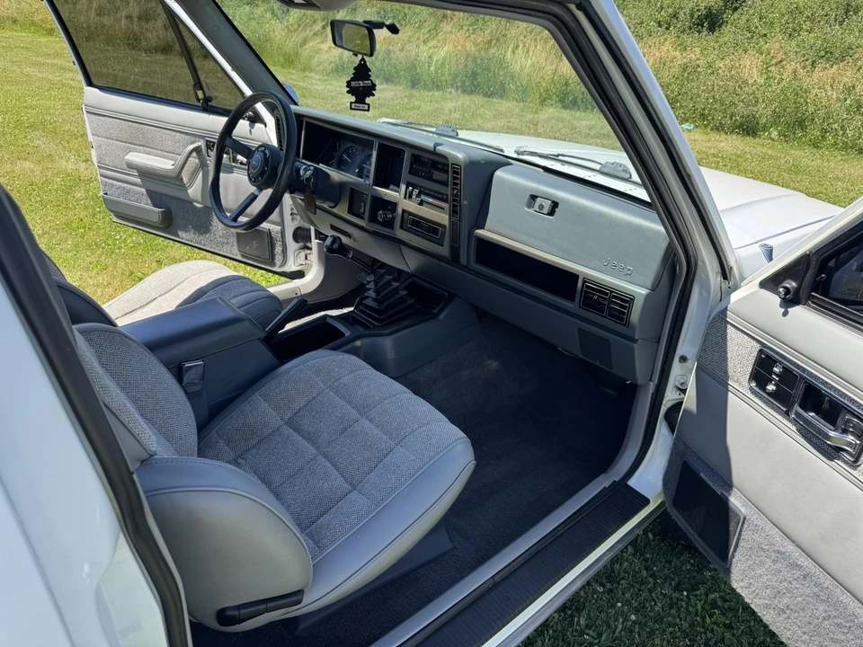 1990 Jeep Cherokee - Image 15 of 31