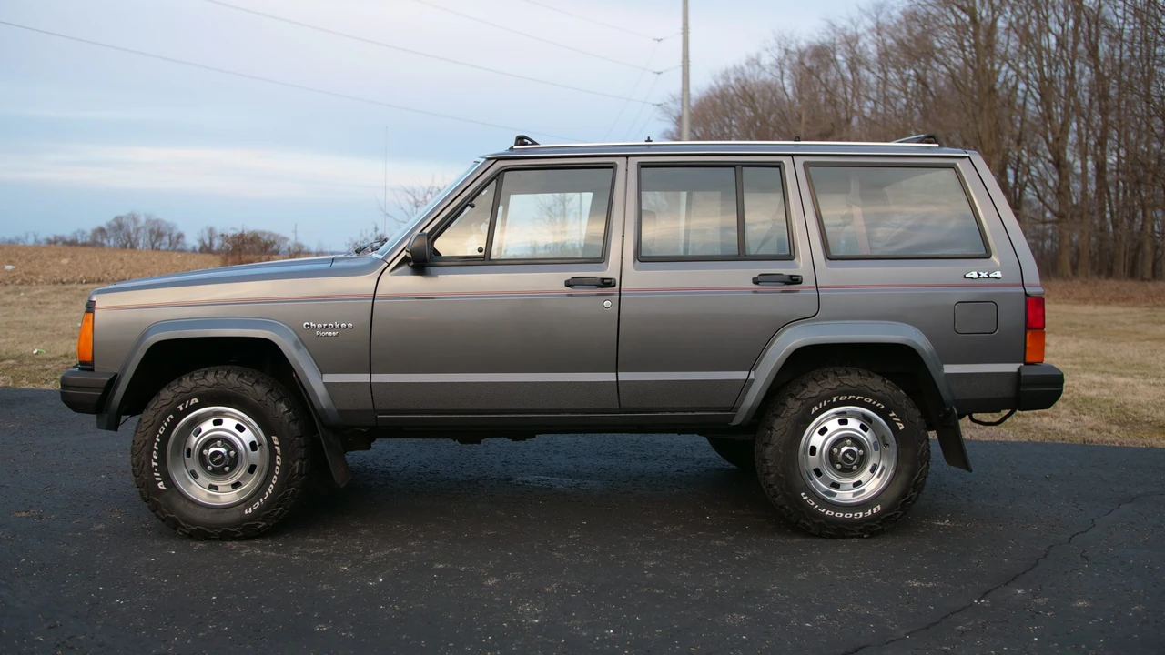 1990 Jeep XJ Cherokee - Image 17 of 31