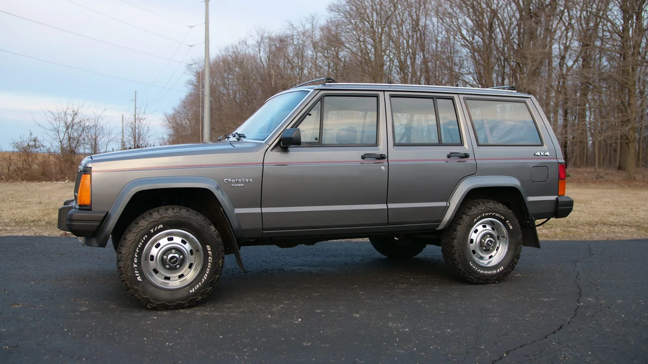1990 Jeep XJ Cherokee - Image 15 of 31