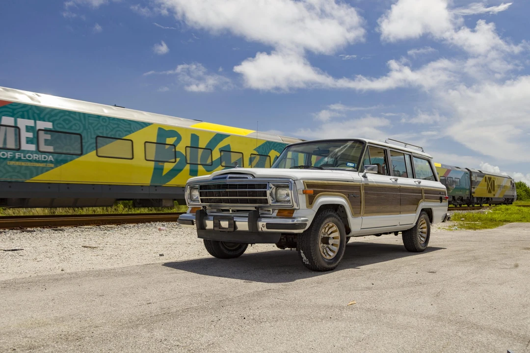 1990 Jeep SJ Grand Wagoneer - Image 10 of 31
