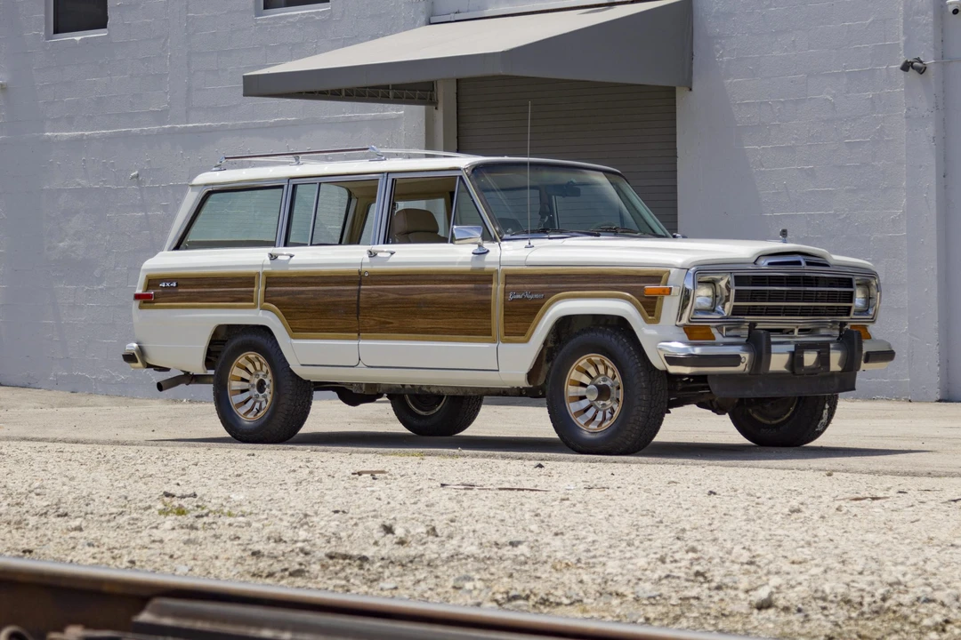 1990 Jeep SJ Grand Wagoneer - Image 11 of 31