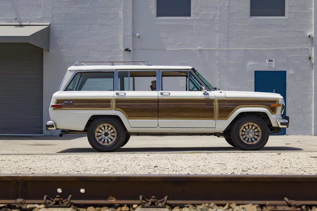1990 Jeep SJ Grand Wagoneer - Image 12 of 31