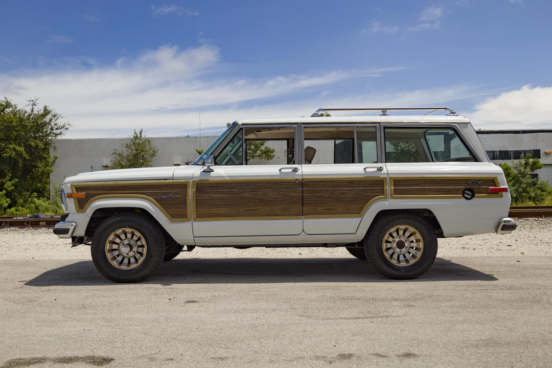 1990 Jeep SJ Grand Wagoneer - Image 16 of 31