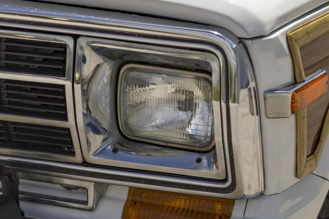 1990 Jeep SJ Grand Wagoneer - Image 23 of 31